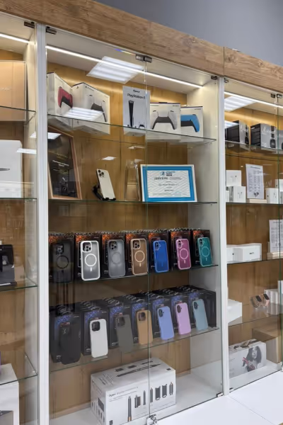 Наши партнеры — это ведущие магазины оригинальной техники